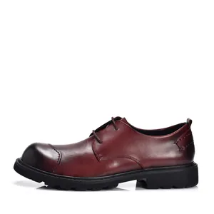 Zijaanzicht van klassieke bordeauxrode leren derby-schoenen met dikke rubberen zolen