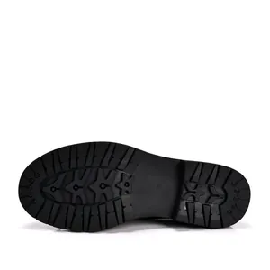 Detailweergave van de duurzame antislip rubberen zool van een leren zakelijke schoen.