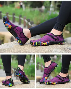 Detailansicht lila Wasserschuhe mit bunter rutschfester Gummisohle im Camouflage-Look