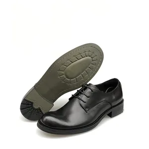 Detailansicht schwarzer Herren-Derbyschuhe aus Leder mit rutschfester Gummisohle