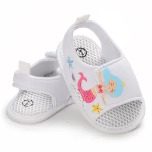Detalle de sandalias blancas para bebé con estampado de sirena y malla suave