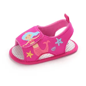 Primer plano de sandalia rosa para bebé con estampado de sirena y estrellas