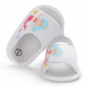 Sandalias de malla blanca transpirable para bebé con lindo estampado de sirena y suela blanda