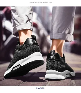 Detailaufnahme von schwarzen Laufschuhen aus Strick mit 6cm Erhöhung