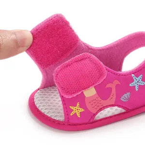 Vista detallada de sandalia rosa para bebé con correa de velcro y diseño de sirena