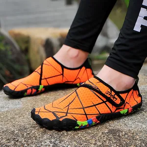 Leuchtend orangefarbene Wasserschuhe für Herren zum Wandern und Schwimmen im Freien