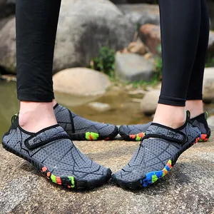 Schnelltrocknende atmungsaktive Wasserschuhe zum Wandern und Schwimmen mit bunten Sohlen