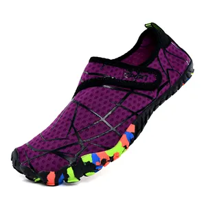 Lila schnell trocknende Wasserschuhe mit Spinnennetz-Muster und bunter Sohle.
