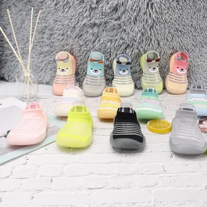 Gama completa de zapatos de andar transpirables de malla para bebé en varios colores