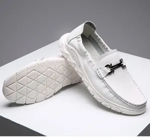 Vue détaillée de mocassins blancs pour hommes avec boucle en métal et semelle