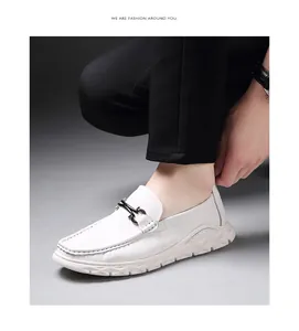 Gros plan de mocassins élégants en cuir blanc pour hommes avec boucle et semelle en mousse souple