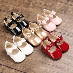 Detailansicht von Baby-Mary-Janes in verschiedenen glänzenden Farben mit Schleifen