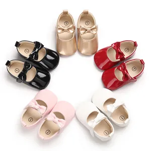 Weiche PU-Baby-Prinzessin-Schuhe mit Schleifen in fünf verschiedenen Farben gezeigt.
