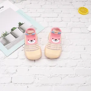 Primer plano de zapatos de bebé oso rosa con malla transpirable de punto de seda