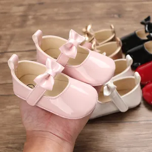 Detailansicht der rosa Baby-Prinzessinenschuhe mit weicher Sohle und Schleife