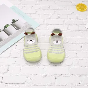 Zapatos de malla verde claro para bebé con detalle de oso de dibujos animados