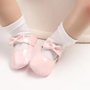 Detailaufnahme rosa Lackleder Babyschuhe für Mädchen mit Schleife und weicher Sohle