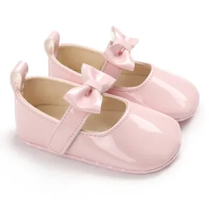 Seitenansicht von rosa Lackleder Baby Prinzessin Schuhen mit süßer Schleife