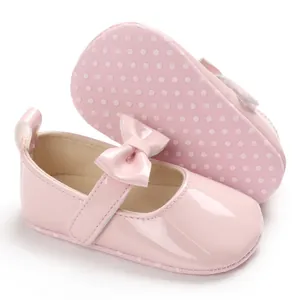 Rosa Babyprinzessinnenschuhe aus Lackleder mit Schleife und rutschfester Punktesohle