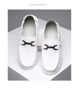 Gros plan de mocassins en cuir blanc avec boucle métallique noire et semelle souple confortable.