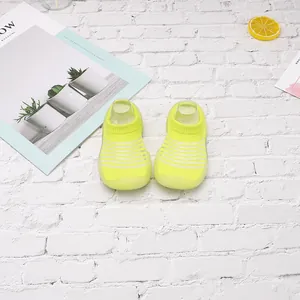 Zapatos tipo calcetín para bebé en punto de rayas verde lima transpirable