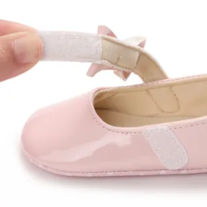 Detailansicht rosa Baby Mary Jane Schuh mit verstellbarem Klettverschluss