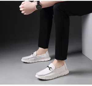 Vue détaillée de mocassins blancs légers sans lacets pour hommes, semelle mousse