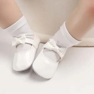 Detailansicht weißer Baby-Prinzessinenschuhe aus PU-Leder mit Schleifendekoration