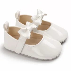 Detailansicht weißer Baby-Prinzessinenschuhe aus PU-Lackleder mit süßer Schleife