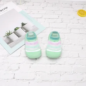 Zapatos calcetín para bebé de malla a rayas verde menta con suela de goma suave