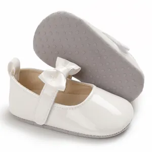 Detailansicht weißer Lackleder-Babyschuhe mit weicher und rutschfester Gummisohle