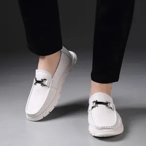 Mocassins blancs décontractés pour hommes avec boucle métallique et semelle souple