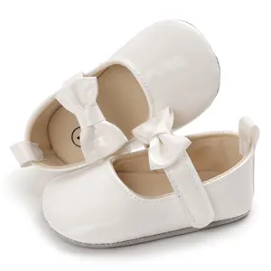 Detailaufnahme weißer PU-Leder Baby Prinzessin Schuhe mit eleganten Schleifenverzierung