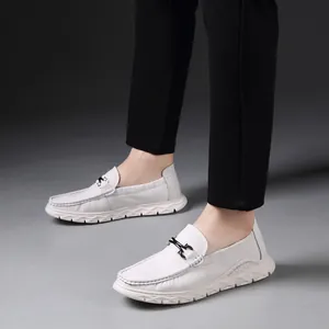 Mocassins blancs pour hommes avec semelle en mousse souple et boucle en métal