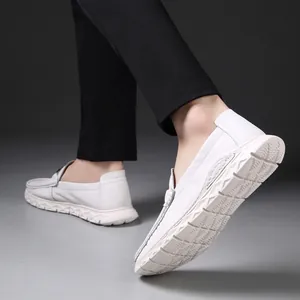 Mocassins blancs élégants pour hommes avec semelle en mousse souple pour un port décontracté
