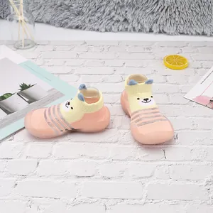 Vista detallada de los zapatos de calcetín para bebé de oso de dibujos animados rosa y amarillo