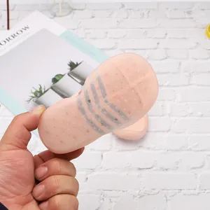 Detalle de suela antideslizante semitransparente en zapato calcetín rosa para bebé