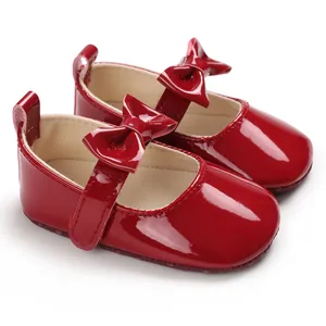 Detailansicht der roten Baby-Prinzessinenschuhe aus Lackleder mit Schleifen