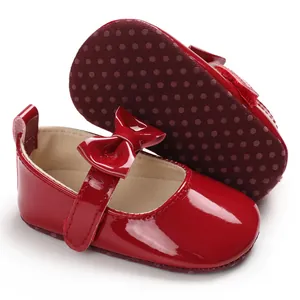 Detailansicht rote glänzende PU-Babyschuhe mit rutschfester Sohle und Schleife