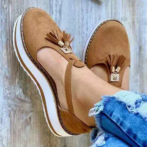 Sandales compensées marron pour femme avec pompons et semelles blanches épaisses