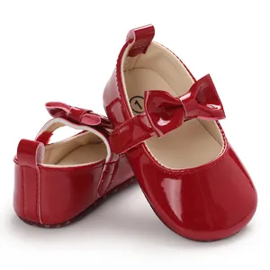 Detailansicht der roten Baby-Lauflernschuhe aus Lackleder mit Schleife und weicher Sohle