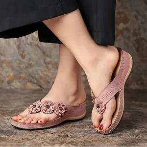 Elegantes sandalias de cuña con plataforma rosa, flores decorativas y detalles láser
