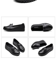Mocasines cómodos de cuero negro para mujeres mayores con suelas planas y suaves al andar.