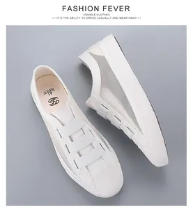 Detailansicht weißer Herren-Mesh-Schuhe mit elastischen Riemen und Canvas-Obermaterial
