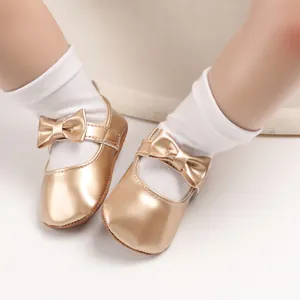 Detailansicht goldene Baby-Mary-Janes mit Schleife und weichem PU-Obermaterial