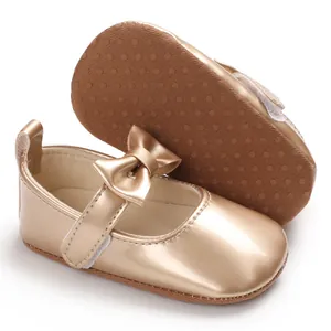 Detailansicht goldener PU-Lauflernschuhe für Babys mit Schleife und rutschfester Sohle