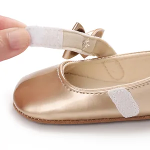 Detaillierte Ansicht eines goldenen Baby-Mary-Jane-Schuhs mit verstellbarem Klettverschluss