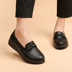 Mocasines planos cómodos de cuero negro con detalle de lazo para mujeres mayores