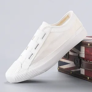 Atmungsaktive weiße Herren-Mesh-Sneaker zum Hineinschlüpfen mit Muschelzehen-Design.