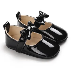 Klassische schwarze Lackleder-Babyschuhe Mary Jane mit Schleifen und weichen Antirutschsohlen